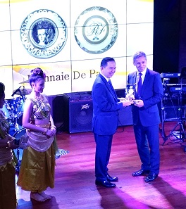Chakkrit Parapuntakul presents the MDC Award to Christophe Beaux of the Monnaie de Paris. Photograph: UK.