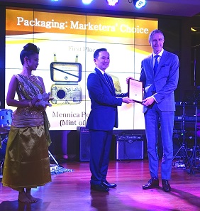 Chakkrit Parapuntakul presents the Marketers' Choice Award to the President of the Mint of Poland, Grzegorz Zambrzycki, for the best packing. Photograph: UK.