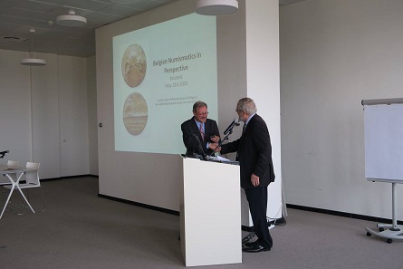 Michel Amandry presents the Honorary Medal of the French Numismatic Society to Johan van Heesch, President of the Royal Numismatic Society of Belgium. © Photograph: Royal Numismatic Society of Belgium.