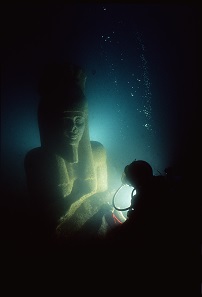 The stele of Thonis-Heracleion in situ under water. © Franck Goddio / Hilti Foundation - Photo: Christoph Gerigk.