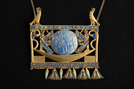 Pectoral in gold, lapis lazuli and glass paste, found in Tanis in the royal tomb of the Pharaoh Sheshonk II (c. 890 BC), Egyptian Museum, Cairo JE 72171. © Franck Goddio / Hilti Foundation - Photo: Christoph Gerigk.