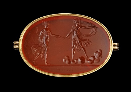 Lot 534: Pendant with gem, featuring Diana and nymph. Early 19th century. 10.49g, 37 x 26mm. Large, transverse oval cornelian, in modern gold mounting. Intact. From the collection of Prince Stanislas Poniatowski. Estimate: 1,800,- euros. Hammer price: 3,800,- euros.