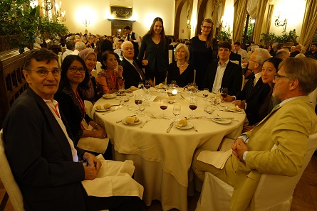 Between Swiss and international numismatics: In Taormina, Swiss colleagues and colleagues from the Islamic world gather around Hortensia von Roten's table. Photo: UK.