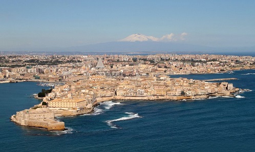 View of Syracuse from the peninsular of Ortygia. Photo: I fratelli Angelo e Biorgio Bonomo from Pomezia, Roma / Wikipedia.