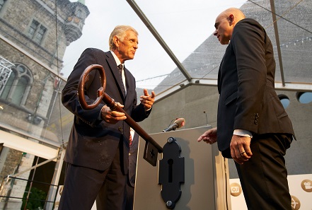 Gustave E. Marchand, Director of the Federal Office of Buildings and Logistics, hands the keys of the new museum wing over to Federal Coucillor Alain Berset.