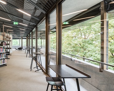 The reading room of the library and Study Centre with view to the outside. © Roman Keller.
