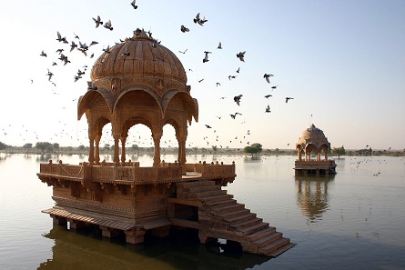 Lake of Amar Sagar in the North-Western part of Jaisalmer in Rajasthan. Photograph: user:Flicka / https://creativecommons.org/licenses/by-sa/3.0/deed.en