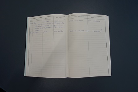 View inside the guestbook of the Zurich Coin Cabinet. Photo: UK.
