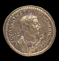 Part of the Beaurains Hoard. Medallion of 5 aurei of Constantius I. Reverse depicting Constantius raising Britannia from her knees. Photo: The Trustees of the British Museum.