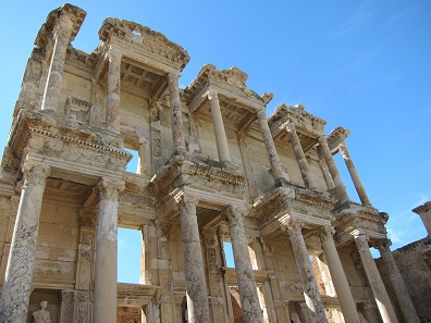 The Library of Celsus. Unearthed in 1905/6, it was rebuilt from 1970 until 1978, funded by the Austrian 'construction-tycoon' Anton Kallinger-Prskawetz and the Austrian Association of the Friends of Ephesus. Foto: KW.