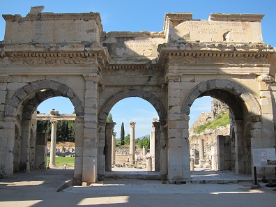The South Gate of the Agora. Its rebuilding was also financed by Anton Kallinger-Prskawetz and the Austrian Association of the Friends of Ephesus. Foto: KW.