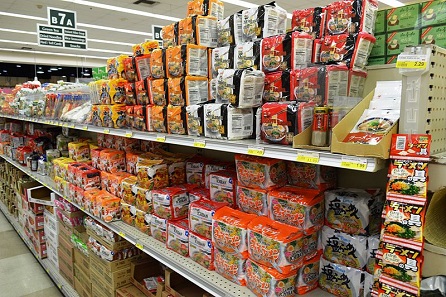 Shelve full of instant ramen packs at a supermarket in Orange County, California. Photo: Nandaro / https://creativecommons.org/licenses/by-sa/4.0/deed.de