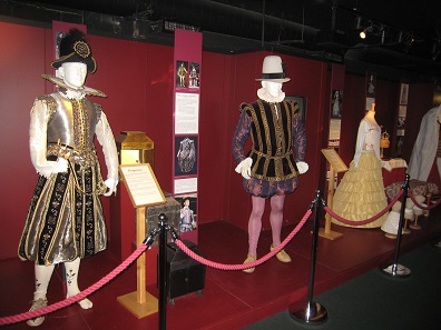 Historic costumes at the museum of the Globe Theatre / London. Photo: Reni002 / CC3.0.