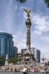 Amongst heavy traffic, one can spot the angel of Mexican liberty. Photo: Thomas Ledl / CC-BY-SA 4.0.