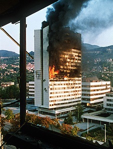 The government building in Sarajevo was on fire during the besiegement in 1992. Photo: Mikhail Evstafiev / CC BY-SA 2.5