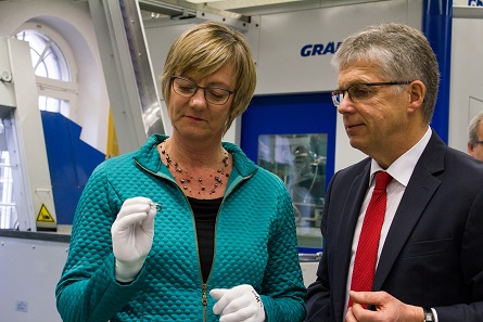 Mint Director Dr. Peter Huber (r.) showing the Minister of Finance (l.) the individual components of the polymer coin. Photo: State Mints of Baden-Württemberg.
