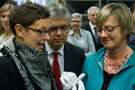 Together with Dr. Peter Huber (center) and Minister of Finance Edith Sitzmann (r.), artist Stefanie Radtke (l.) is pleased with the new coin. Her creation will circulate in Germany with a mintage amounting to 2.3 million specimens. Photo: State Mints of Baden-Württemberg.