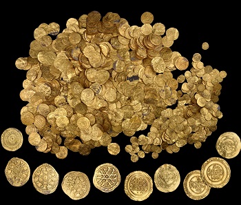 Coin Treasure. Gold. Early 11th century, Caesarea. Courtesy of the Israel Antiquities Authority, Jerusalem. (The large coins around the periphery are not in the exhibition.).