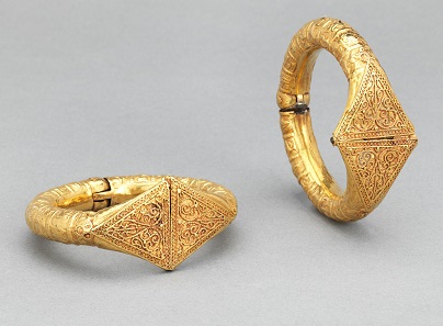 Pair of Bracelets. Egypt or Greater Syria, 11th century. Repoussé gold sheet, wire, and granulation. a: W. 11/4 in. (3.2 cm), Diam. 23/4 in. (7 cm); b: W. 11/4 in. (3.2 cm), Diam. 2 5/8 in. (6.5 cm). The al-Sabah Collection, Dar al-Athar al-Islamiyyah, Kuwait (LNS 7 J ab). Image: © The al-Sabah Collection, Dar al-Athar al-Islamiyyah, Kuwait.