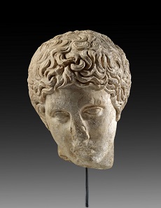 Lot 1: Polykleitan head of a youth. Hadrianic copy of a Greek bronze original dating from the second half of the 5th cent. BC. H 24 cm. From white, crystalline marble. From H.W. Collection, Hamburg. Estimate: 10,000,- euros. Hammer price: 17,000,- euros.