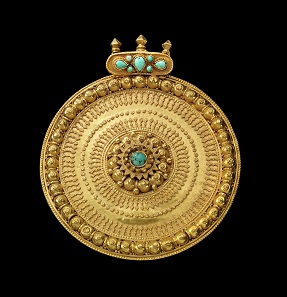 Gold pendant with turquoise. Ottoman, 14th-16th cent. AD. 118.82 g. Diameter 9.2 cm. From V.L. Collection, Rhineland. Estimate: 3,000,- euros. Hammer price: 11,000,- euros.