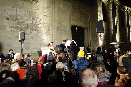 Johann Schneider-Amman presents Gottfried Locher with the commemorative coin for the Reformation year. Photo: UK.