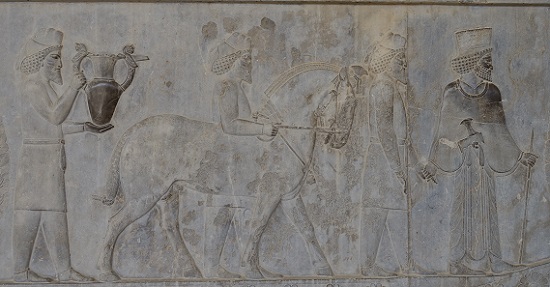 Armenian delegate presenting a skilfully made vessel and a horse with an intricate bridle. Photo: KW.