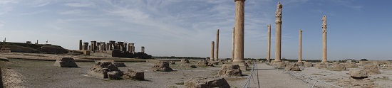 The Apadana which was used for the audiences, further back another palace of Darius. Photo: KW.