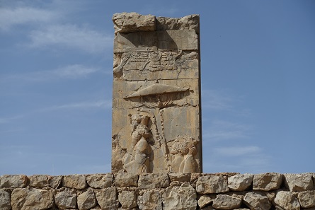 The Persian king in the shade of his ceremonial parasol. Photo: KW.