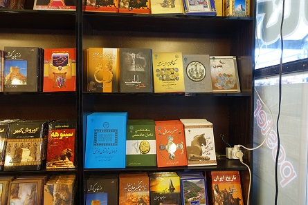 The souvenir shops offer a lot of numismatic literature. It would be nice if it were like this everywhere in the world. Photo: KW.