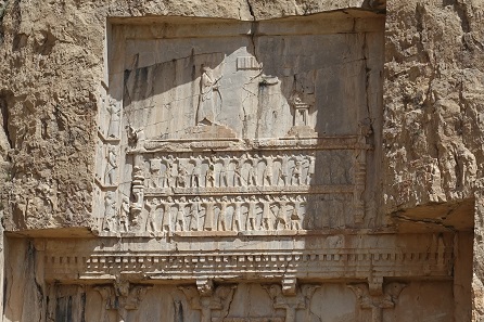 Detail from the tomb of Xerxes. Clearly recognizable: Columns ending in bull protomes and the representatives of the royal subjects supporting his deathbed. Photo: KW.