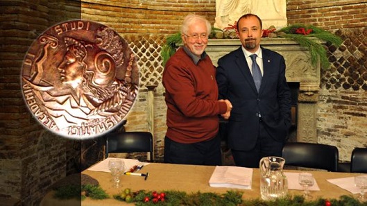 Former AISN president, Giuseppe Ruotolo, congratulates his successor Roberto Ganganelli.