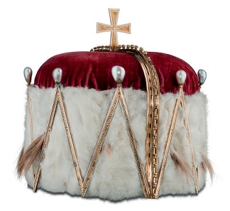 Ducal hat, ca. 1400, cast silver, forged, gilded; pearls in enamelled leaves, ermine and mouse weasel tail from 1766. KHS, Inv.-Nr. 12127, Photo: © UMJ.