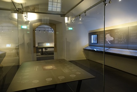 A glance into the first exhibition room. Photo: KW.