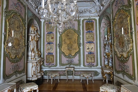 Cabinet with silk painting. Photo: KW.