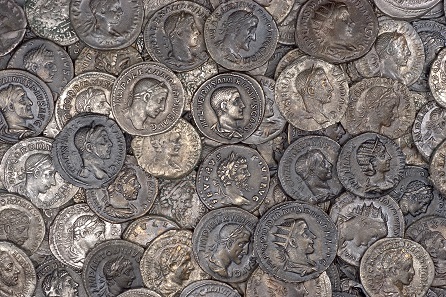Denarii and antoniniani from the treasure of Mürzzuschlag, lost after 241 AD, refound 1834. exhibition catalogue 54. Photo: © UMJ.
