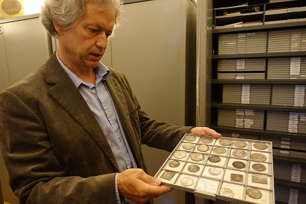 Karl Peitler shows us a drawer with Styrian rarities. Photo: KW.