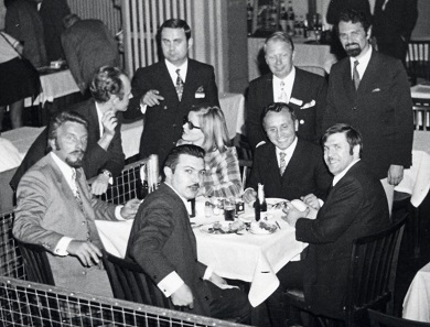 Initial talks about founding an association of the coin show organizers took place on the evening before the 1st Bayerischer Münztag in 1970. Everyone involved in the foundation on 26 June 1971 is present in this image: At the table, seated in the middle, is Albert M. Beck who would later become the first chairman and general secretary of the OEMB, Brigitte Landenberger, Hamburg, to his left, Gianfranco Lissoni, Milan, to his right. Behind Albert Beck, there are Gerhard Richter, Berlin, front left is Walter Osterwald, founder of the Munich coin fair, the precursive event of Numismata. Photo: AMB.