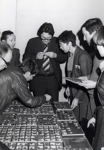 While the established coin dealerships had initially been skeptical of the new group of collectors, they too had to face the new development soon. This is a photo from the Basel coin fair 1976 which shows the table of the Bank Leu. Second on the right is Dr. Alan Walker, third from the right is Silvia Hurter. Photo: AMB.