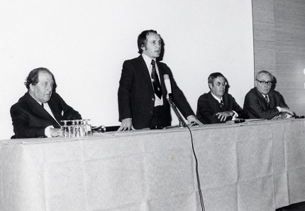It was already on occasion of the 5th Basel coin fair, that a colloquium to inform collectors took place. The speakers at the time were (from l. to r.) Georg Wimmelmann, Hanover, on medals in art, Albert M. Beck on sensible collecting, Oluf Zierl, Munich, on forgeries and W. Diebold, Karlsruhe, on the coins of the Baltic states. Photo: AMB.