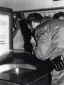 Fidel Castro visits his exhibition DEPORTFILX in Havana and takes a look at the coins on display. Albert M. Beck was part of the jury. Photo: AMB.