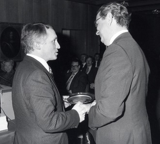 In 1981, the Royal Canadian Mint was the first mint and guest of honor to participate in the 10th Basel coin fair. Albert M. Beck is handing over the traditional present for the guest in this photo. Photo: AMB.