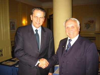 IOC-president Dr. J. Rogge congratulates A.M. Beck on his exhibition on the Winter Olympics in St. Moritz 1928 and 1948. Photo: AMB.