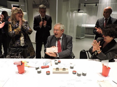 It was clear to see that the Undersecretary of Economy and Finances, Paolo Baretta enjoyed the workplace equipment when he kneaded a model for a medal at the new museum of the Mint. Photo: Roberto Ganganelli.