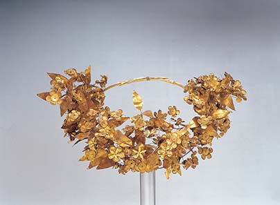 The Queen's wreath from the so-called tomb of Philipp II. Gold, ca. 310 BC, diameter 26 cm. - This gold myrtle wreath is amongst the most precious objects found in the antechamber of the so-called tomb of Philipp II. It is associated with his wife, Meda. Photo: © Hellenic Ministry of Culture and Tourism - Archaeological Receipts Fund.