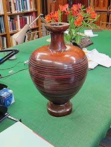 Coin cabinet in the shape of a vase. Image: UK.