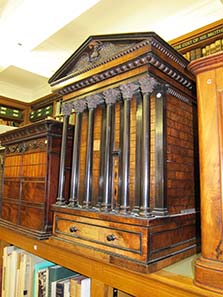 Coin cabinet in the shape of a temple. Image: UK.