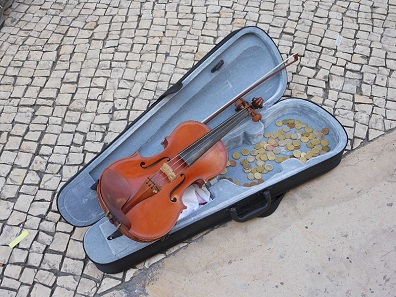 The street musicians’ cases of instruments make a popular ‘collecting basin' for all sorts of euro coins. Photo: Michael Coghlan / Wikimedia Commons / CC BY-SA 2.0