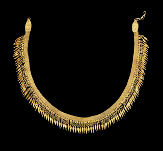 Lot 265a: Necklace with spear-head pendants. Late Classical times, 2nd half of 4th cent. BC. Gold. L 35.5 cm. 41.5 g. From the possession of the von Bismarck family. Few pendants are missing. Estimate: 30,000,- euros. Hammer price: 55,000,- euros.