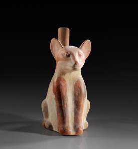 Lot 637: Stirrup jar in the shape of a sitting fox. Moche, around AD 500. H 22 cm. From the Prof. Dr. Günther Marschall Collection, Hamburg. Acquired 1967-1975. Spout added, otherwise intact. Estimate: 400,- euros. Hammer price: 600,- euros.